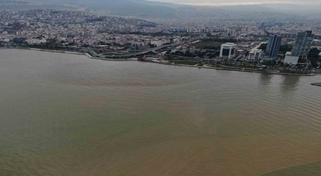 Yağmurun ardından İzmir Körfezinin rengi değişti