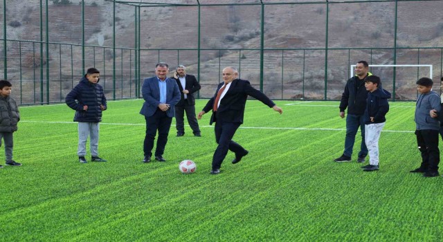 Yahyalıda halı saha yapımları devam ediyor