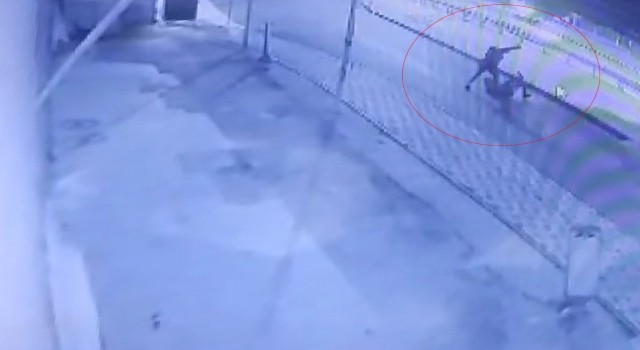 Yol kenarında bıçaklanmış halde bulunmuştu, cinayet anı kamerada