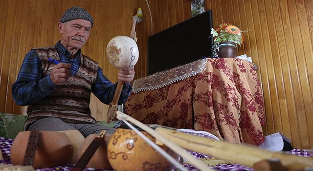 Yörük ezgileri eşliğinde, 7 yıldır tekerlekli sandalyeye bağımlı eşine bakıyor