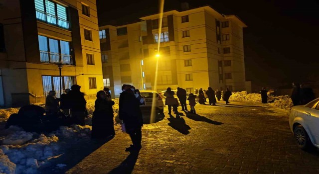 Yüksekovada deprem sonrası vatandaşlar korkudan evlerine giremiyorlar