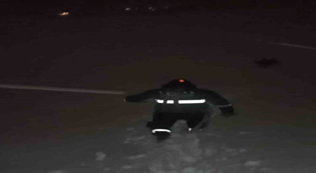 Yüksekovada ekipler kar, soğuk hava demeden elektrik arızalarını gideriyor