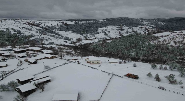 10 bin kilometre köy yolu ağına sahip Kastamonuda ekiplerin karla mücadelesi