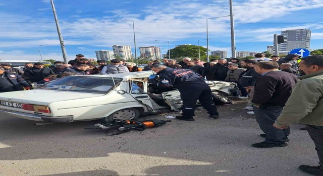 Adanada Tofaş marka otomobil ile midibüs çarpıştı: 9 yaralı