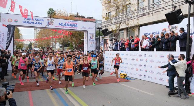 Adana'da Uluslararası Kurtuluş Yarı Maratonu düzenlendi