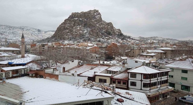 Afyonkarahisar kar yağışı sonrası beyaza büründü