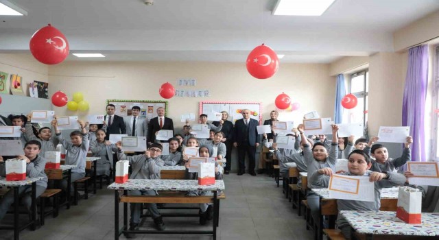 Ağrıda yeniden okula kazandırılan çocuklar karne heyecanı yaşadı