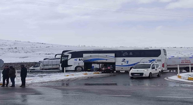 Ağrıda yolcu otobüsü ile kamyonet çarpıştı: 11 yaralı