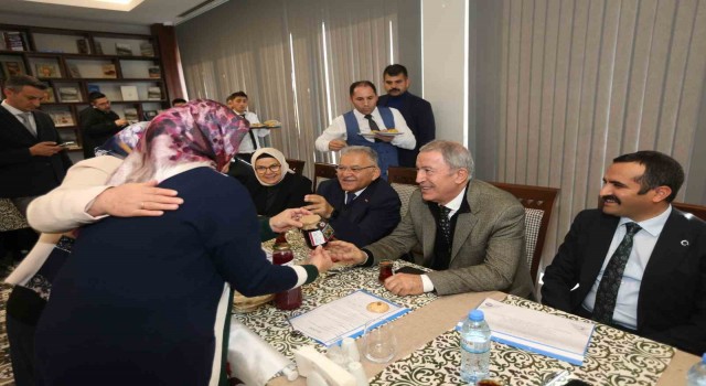 Akar ve Büyükkılıç, üreten kadınlarla buluştu