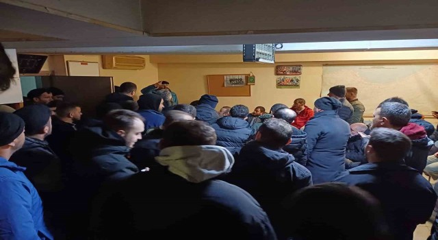 AKSA Çoruh Elektrikte işçiler işten çıkarılan arkadaşları için il binasında toplandılar