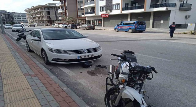 Alanyada devrilen motosiklet sürücüsü yaralandı