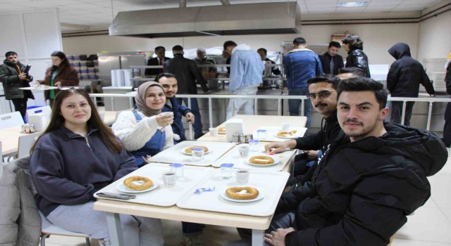 Amasya Üniversitesinden sınavlara çalışan öğrencilere çay-simit