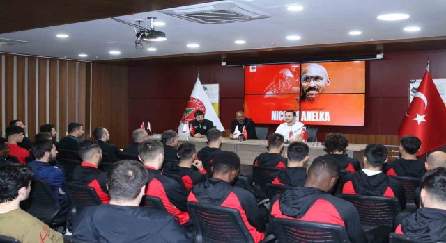 Anelka, Ümraniyespor teknik heyeti ve futbolcularla buluştu