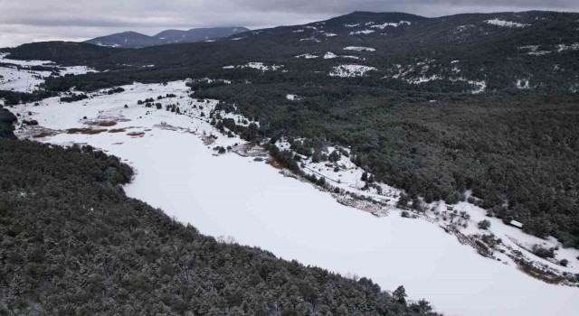 Ankarada dondurucu soğuklar nedeniyle buz tutan gölet görenleri hayran bırakıyor
