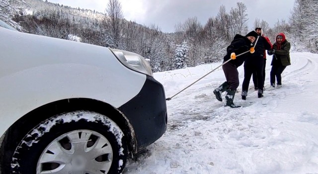 Aracı kurtarmak için her yolu deneyen köylülerin yardımına karla mücadele ekipleri yetişti