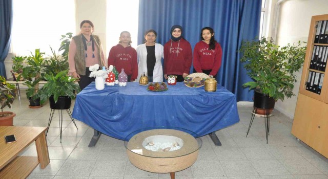 Atık araba lastiğinden evin salonuna sehpa