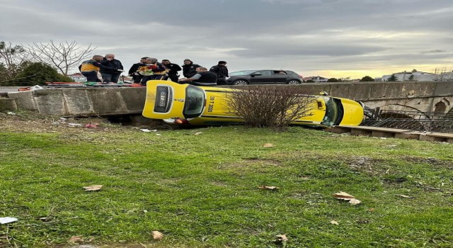 Babaeskide yoldan çıkan ticari taksi devrildi: 1 yaralı