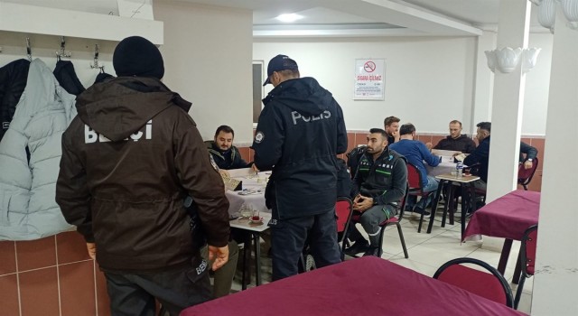 Balıkesirde polis 15 aranan şahsı gözaltına aldı