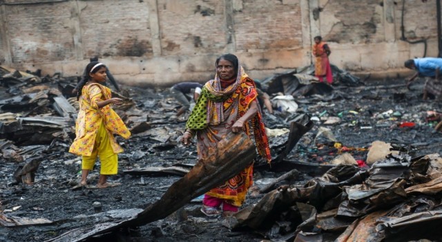 Bangladeş'te gecekondu mahallesinde yangın: 2 kişi öldü, 300 ev kül oldu