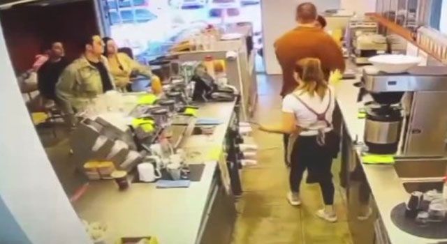 Bardağa “Gülücük” Çizen Barista Dayak Yedi
