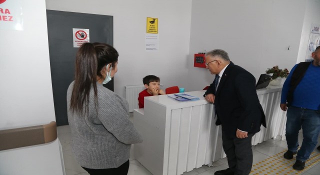 Başkan Büyükkılıç, sağlık çalışanlarını ziyaret etti
