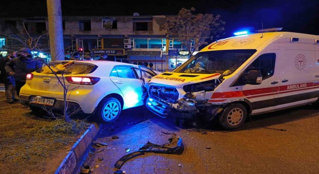 Batmanda gelin arabası ambulansla çarpıştı