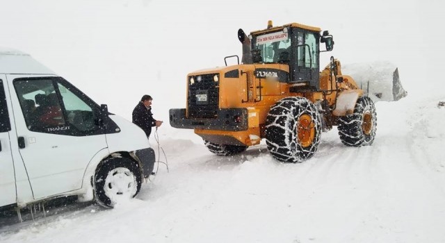 Bayburtta kardan kapanan köy yolları yeniden ulaşıma açıldı