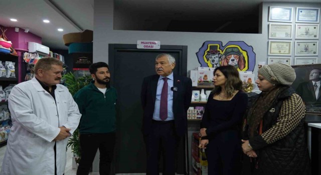 Belediye Başkanı Karalar, Atatürke hakaret edilen veteriner kliniğini ziyaret ederek, “yalnız değilsiniz” mesajı verdi