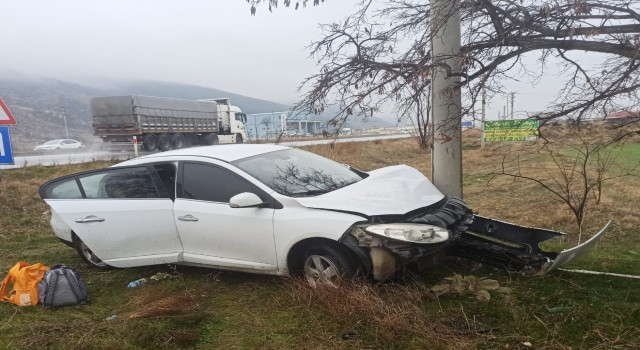 Beton elektrik direğine çarpan otomobilde 3 kişi yaralandı