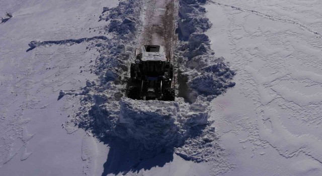 Bitliste 4 metreyi bulan karda yol açma çalışması