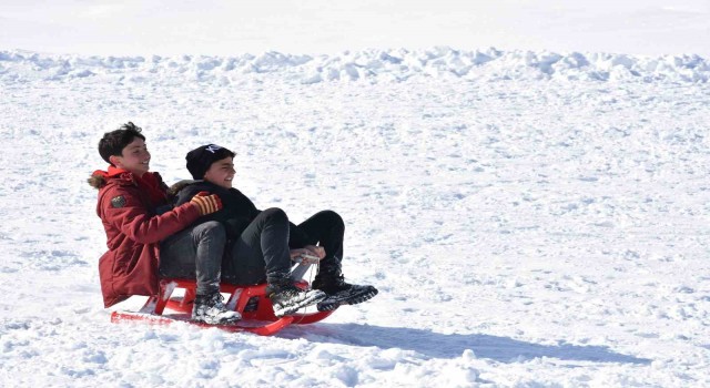 Bitlisteki kayak tesisi yarıyıl tatilinde dolup taştı