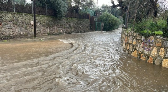 Bodrumda belediye ekipleri sağanak yağışta sahada çalıştı