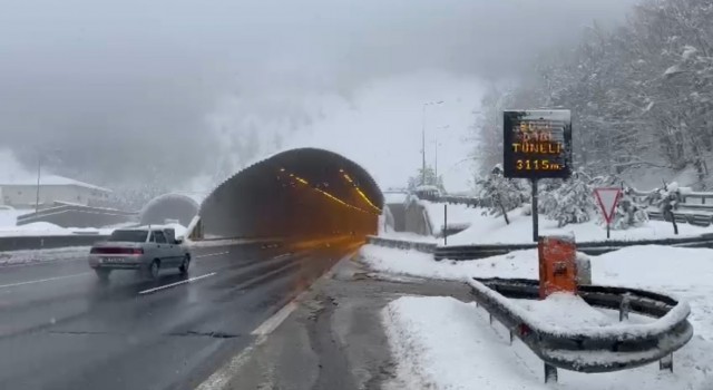 Bolu Dağı ve Düzcede kara rağmen ulaşım aksamadan sürüyor