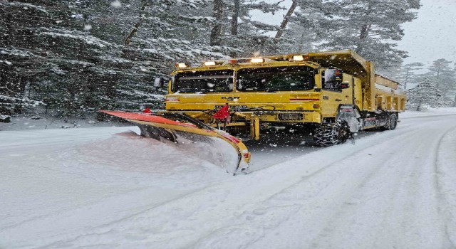 Boluda kar sebebiyle kapanan köy yolları açıldı