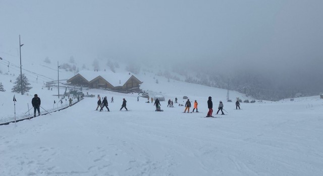 Bolunun yükseklerinde kar yağışı: Kartalkayada kar kalınlığı 1 metreye ulaştı