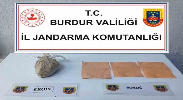 Burdur'da jandarma ekiplerinin kaçakçılık ve uyuşturucu operasyonlarında yakalanan 3 şahıs tutuklandı