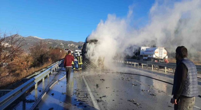 Burdurda seyir halindeki tır yanarak kullanılamaz hale geldi