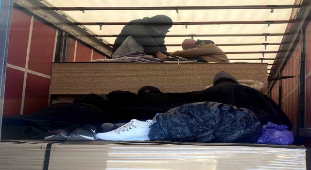 Bursada tır dorsesinde 9 kaçak göçmen yakalandı