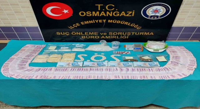 Bursada uyuşturucu operasyonu : 624 gram metamfetamin ve çok sayıda uyuşturucu ele geçirildi