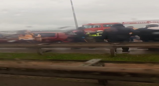 Bursada yağışlı havada duramayan kamyon zincirleme kazaya sebep oldu: 4 yaralı