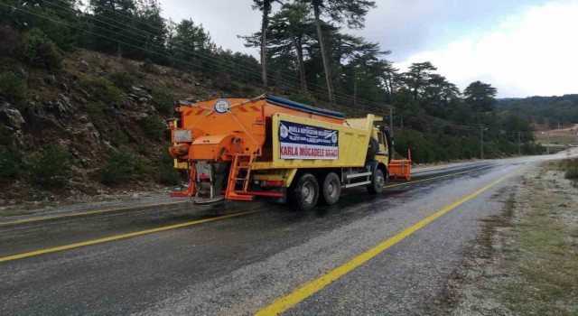 Büyükşehir ekipleri buzlanmaya karşı tuzlama çalışması yaptı