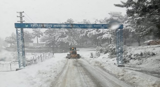 Çanakkalede İl Özel İdare ekipleri karla kaplı köy yollarını açıyor