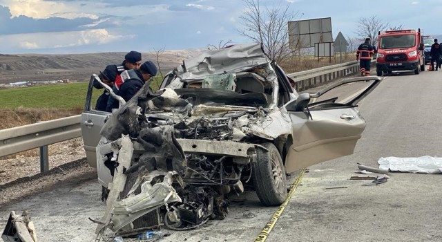 Çankırıda kamyona çarpan otomobil hurdaya döndü: 1 ölü