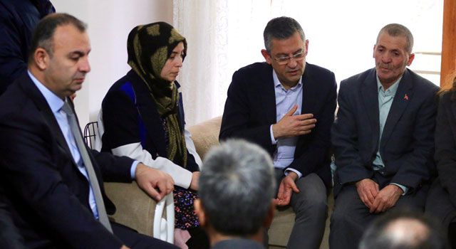 CHP Genel Başkanı Özel, Şehit Ailesini Ziyaret Etti