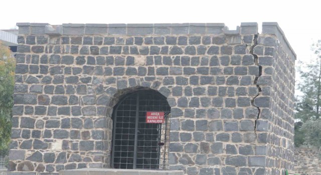 Cizrede tarihi Abdaliye Medresesinin duvarı tehlike saçıyor