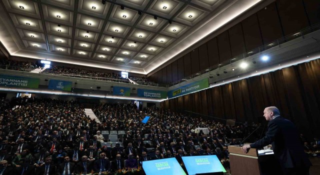 Cumhurbaşkanı Erdoğan: Eser ortaya koyamamanın, halka hizmet getirememenin bahanesi olamaz. Birilerinin engellendik edebiyatı yapmalarına bakmayın, bunlar safsatadan ibarettir.
