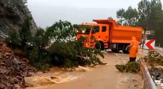 Denizlide şiddetli yağış sel baskınları ve heyelana neden oldu
