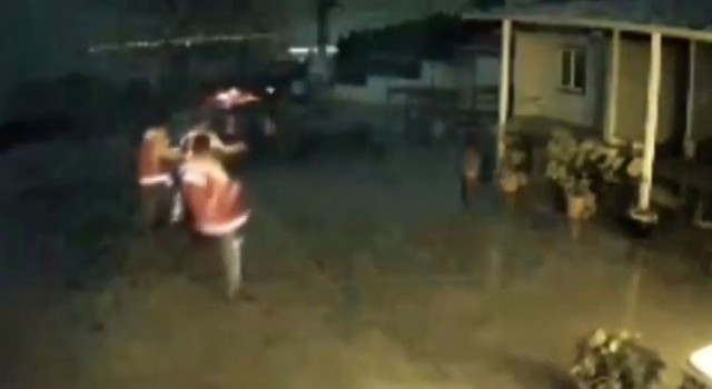 Deprem anında vatandaşların ayakta durmakta güçlük çektiği görüntüler felaketin büyüklüğünü hatırlattı