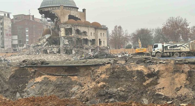 Depremde hasar alan Söğütlü Camiinin kubbesi böyle yıkıldı