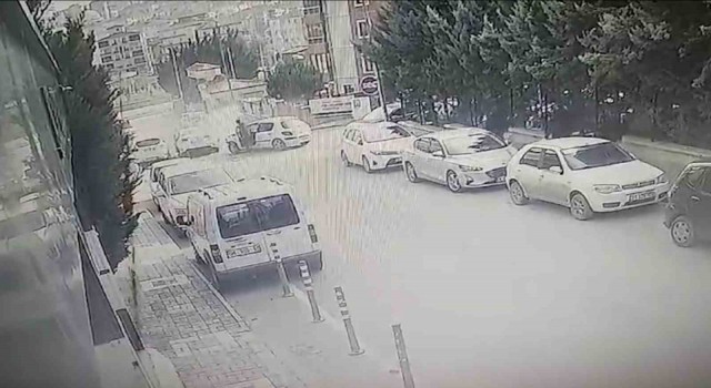 Dikkatsizliğin sonucu pahalıya patladı: 3 aracın karıştığı kaza kamerada